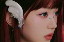 빨강머리, 그리고 날개?…원영·레이·이서, 판타지 콘셉트