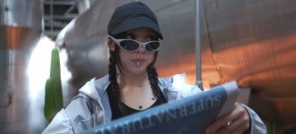 뮤비 속 뉴진스 정체는?...슈퍼내추럴 MV 후속편 공개