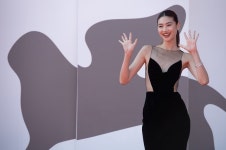 정호연, 베니스 영화제 접수…'디스클레이머' 기립 박수
