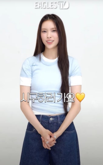 아일릿 윤아, 첫 프로야구 시구 소감 선수들에게 응원의 보탬이 되길