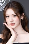 [현장포토] 심장이 두근두근…안나, 인형의 볼하트