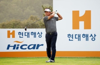 '아빠뻘' 최경주, 7년 만의 우승 기회…선두 이수민과 2타 차