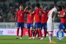 [한준의 작전판] 라오스 7백, 수비만 했는데 8골 내준 이유