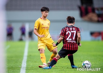 [포토] '막을 수 없지' 광주FC 엄지성의 패스
