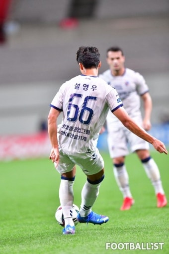 [포토] 패스하는 울산 설영우