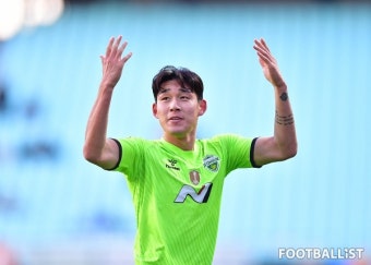 [포토] '더 응원해주세요' 박수를 유도하는 전북 송민규