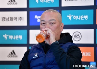[포토] '갈증나네' 기자회견에 참석한 김천상무 김태완 감독