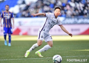 [포토] '넣어줘' 패스하는 김천 권창훈