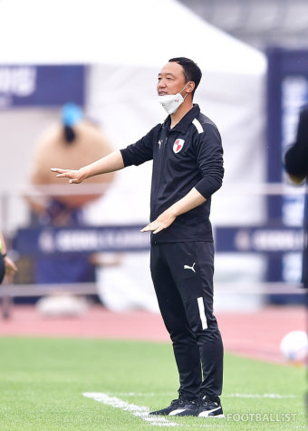 [포토] '차분하게' 지시하는 부산 박진섭 감독