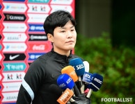 [포토] 훈련에 앞서 인터뷰하는 지소연