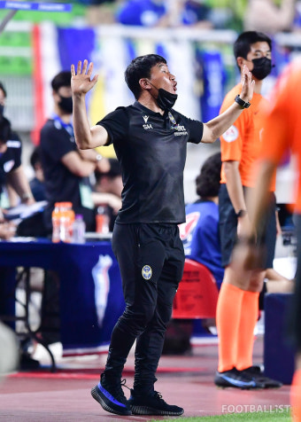[포토] '열정적인 몸짓' 지시하는 조성환 감독