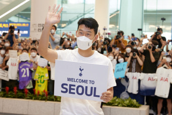 [토트넘 입국] '깜짝 등장' 손흥민 나타난 순간 공항 뒤흔든 환호