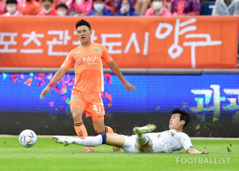 [포토] 태클에 넘어지는 양현준