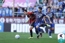[케리뷰] 우리 홈에선 안 돼 포항, 울산 우승 일단 저지…1-1 무승부