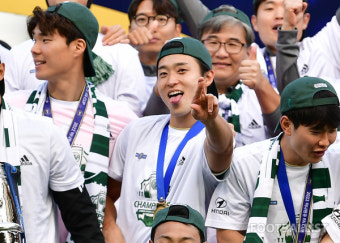 [포토] '우승 행복해' 조규성