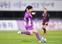 [WK포토] 강가애 골키퍼의 골킥