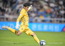 [포토] 이태희 골키퍼의 롱킥