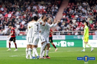 [FA컵 결승 리뷰] 역대급 명승부! '1-2에서 4분 만에 역전' 포항, 전북 4-2로 꺾고 10년 만에 FA컵 우승