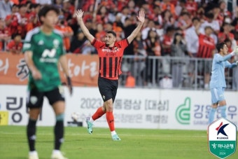 [케리뷰] '김두현 데뷔전' 전북, 강원에 1-2 패…강원은 5경기 무패행진