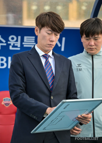 [포토] '경기 전 전술 점검' 김은중 감독