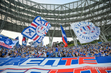 [포토] 미르스타디움에서의 첫 홈경기 열정적인 응원 펼치는 수원팬들