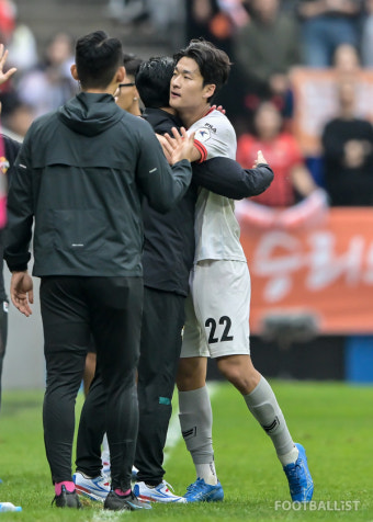 [포토] 이상헌 안아주는 윤정환 감독