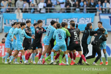[포토] 충돌하는 대구와 서울