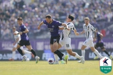 서울전 3백→4백 변화에도 조직력 OK·경기력 UP… 유병훈 감독의 물어뜯는 좀비 축구는 진화 중 [케현장]