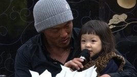 추사랑 노래방 기기로 산토끼 불러…앙증맞게 잘 부르네