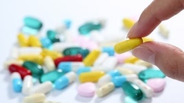 툭하면 목에 걸리는 알약 잘 먹는 방법…왜 웃기지?