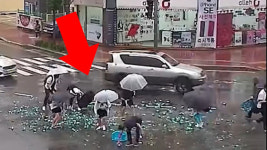[영상] 칸막이 안 한 트럭서 술병 와르르…망설임 없이 나선 아이들