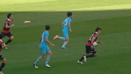 신발 벗겨지자 맨발로 지켜낸 공…승리 이끈 결정적 장면