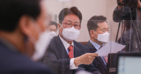 민주당, 기립으로 황희 청문보고서 단독 의결…국민의힘 논문 표절 고발 검토