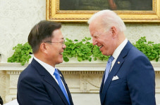 문재인-바이든 서울 회동 사실상 무산…윤건영 미국서 먼저 연락온 건 분명