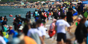 커지는 코로나 재유행 가능성…돌파감염 특징 'BA.5' 급증