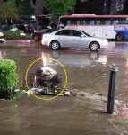 강남역 영웅 등장…맨손으로 배수로 쓰레기 건져