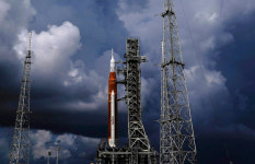 또 미뤄진 50년 만의 달 비행…아르테미스, 조립동으로 이동