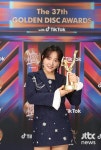 역주행 신화 윤하, 골든디스크 품었다…후배들 귀감 된 무대