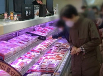 설 연휴 코앞, 한우·과일값 지난해보다 싸졌다…상추·오이는↑