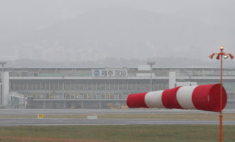 한라산 최대 350 비…강풍에 제주공항 결항·지연 잇따라