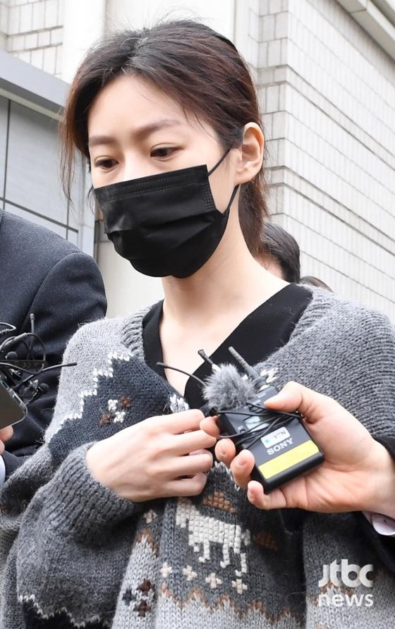 빚과 생활고를 위치시킨 김새론의 사연에 의한 연예인들의 경고와 용서에 대한 이야기.