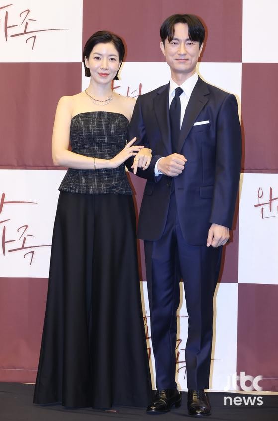 KBS 2TV 새 수목드라마 완벽한 가족, 김병철과 윤세아의 묘한 미소가 호기심 자극