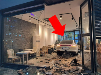 '꽝' 운전자 조작실수? 급발진?…고양시 카페로 포르쉐 돌진