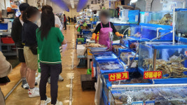 [르포+] 킹크랩이 기가막혀 가격 3개월새 40% 뚝 떨어진 이유는?