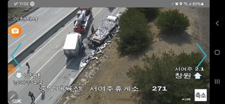 LP 가스통 수십 개 우르르…냉동탑차가 앞서가던 화물차 추돌