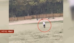 [사반 제보] 문화재 위에서 스윙 연습...장소 안 가리는 민폐 골프남