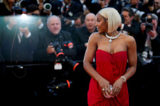 켈리 롤랜드, 칸영화제 레드카펫서 여성 경호원과 거친 언쟁