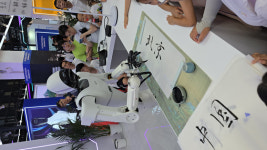 중국산 로봇이 전 세계 주름 잡는다?…두 발로 뛰는 휴머노이드가 펼칠 미래 [이도성의 안물알중]