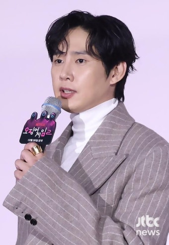 박성훈 '오징어게임' AV표지 빛삭 