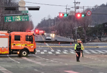 서울 강동구서 대형 싱크홀 발생…“오토바이 빠져 운전자 구조 중”